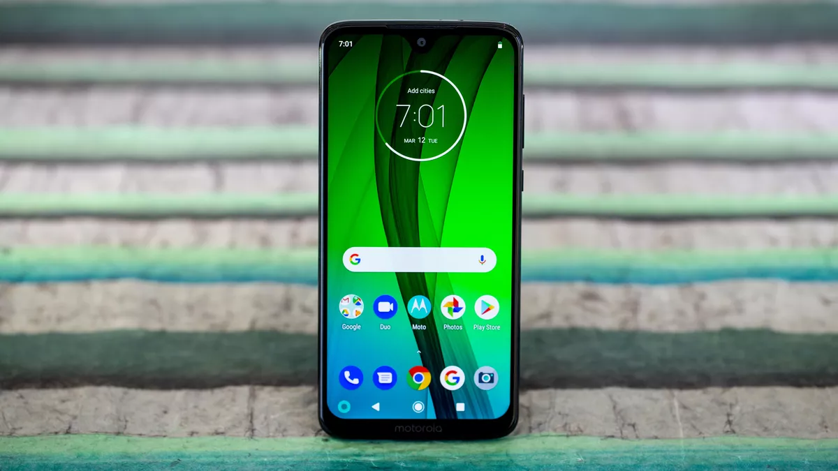 Tampilan Tampak Depan Motorola Moto G7, yang Nggak Memiliki Home Button